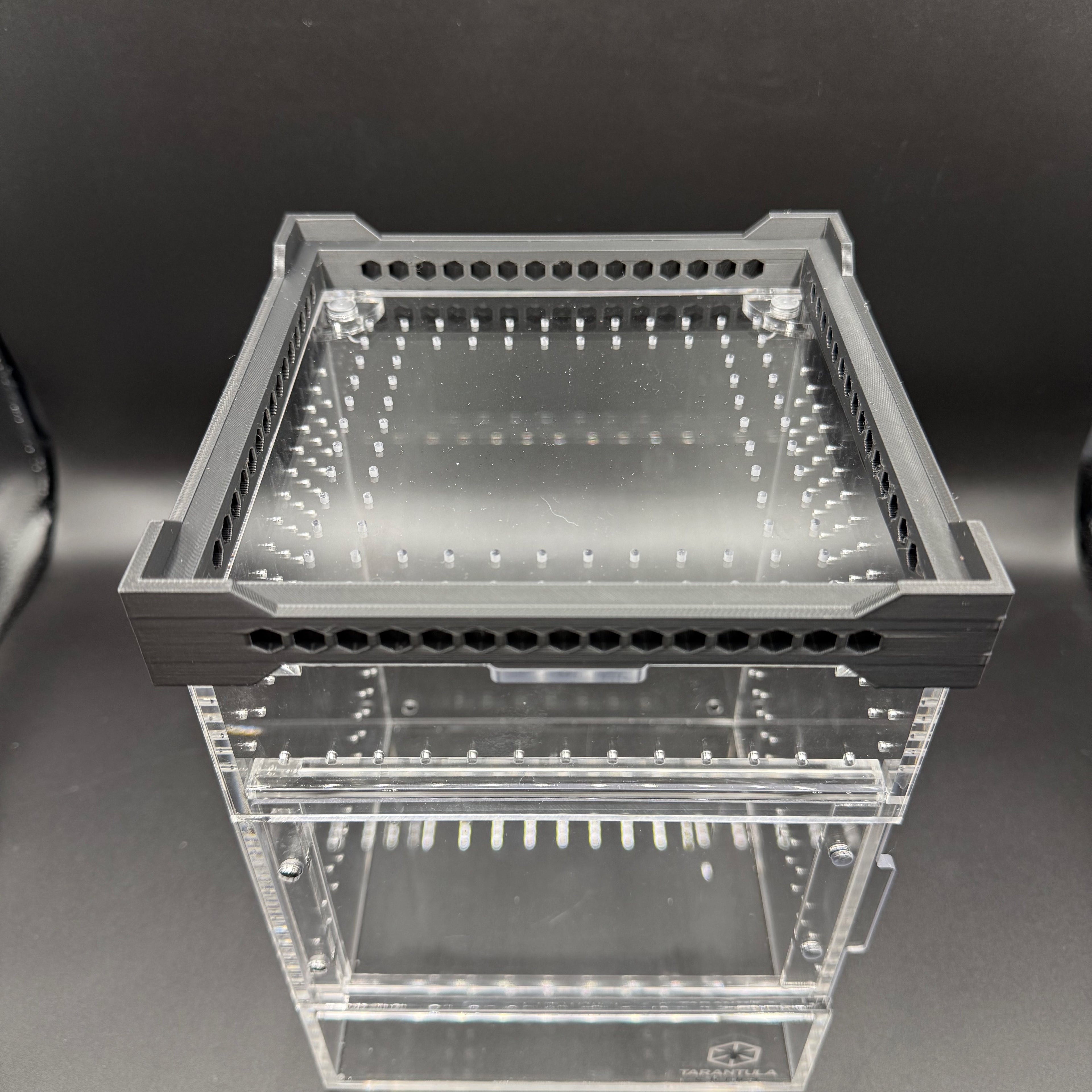Tarantula Cribs Stacker – Space-Saving Enclosure Riser with Airflow Vents