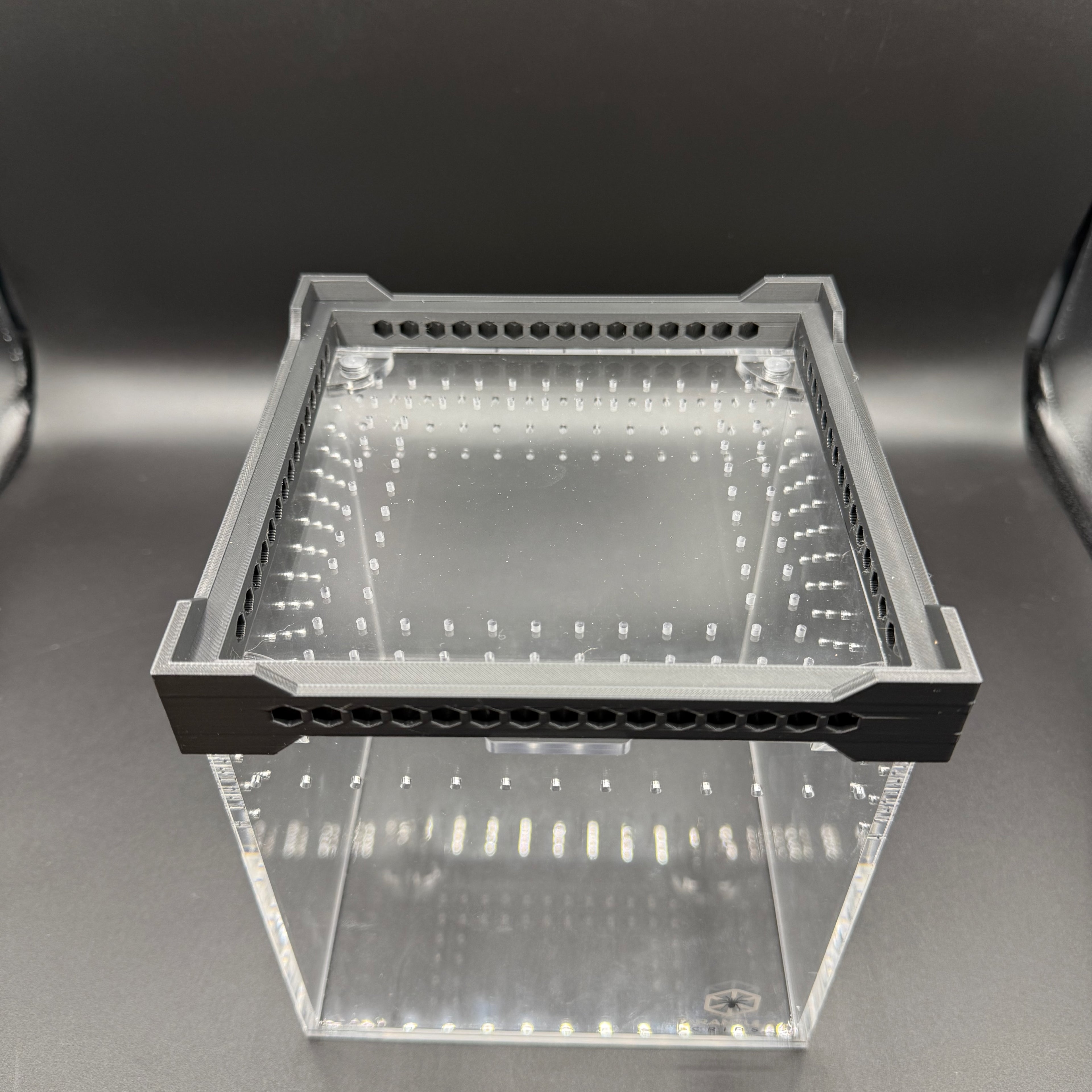 Tarantula Cribs Stacker – Space-Saving Enclosure Riser with Airflow Vents